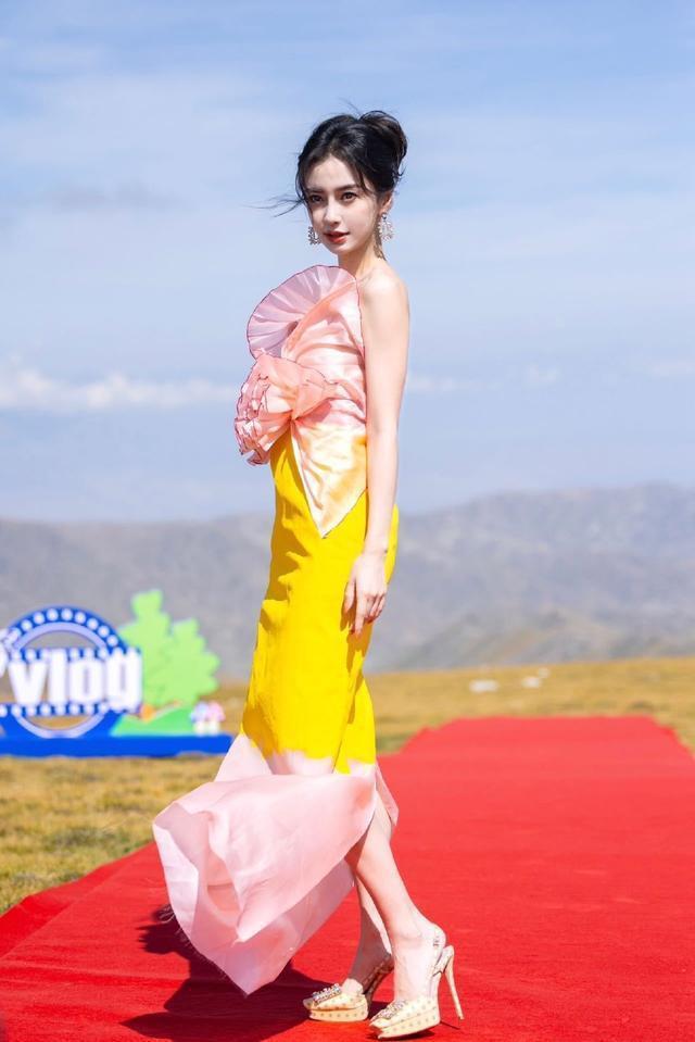 Angelababy穿粉色高定美如画 草原走红毯自信大方