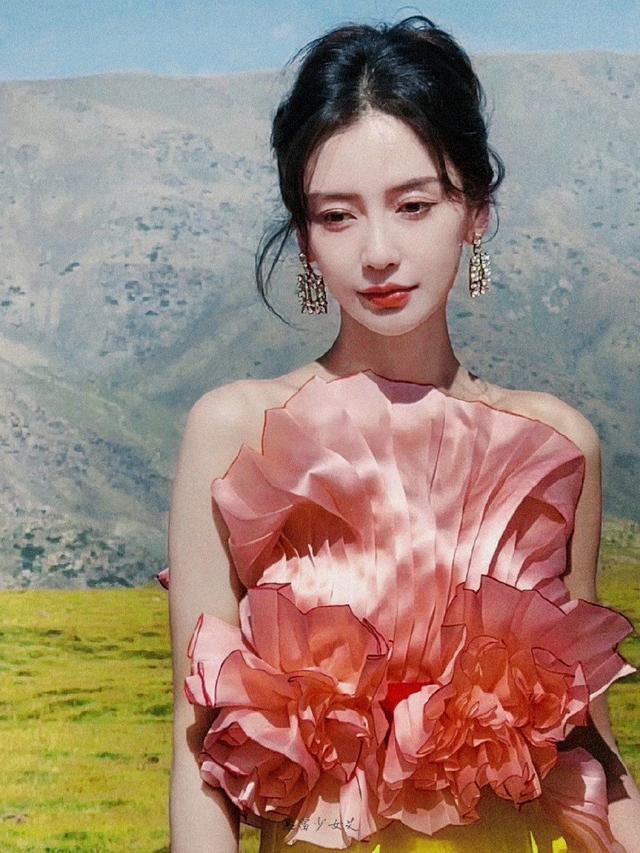 Angelababy穿粉色高定美如画 草原走红毯自信大方