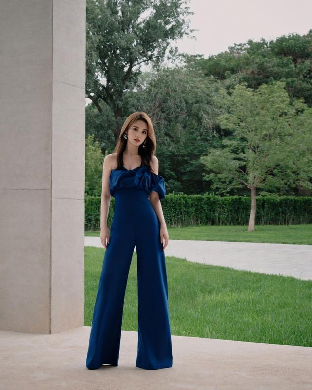 杨丞琳蓝色连体裤秀长腿 秀发披肩展现绝世好身材