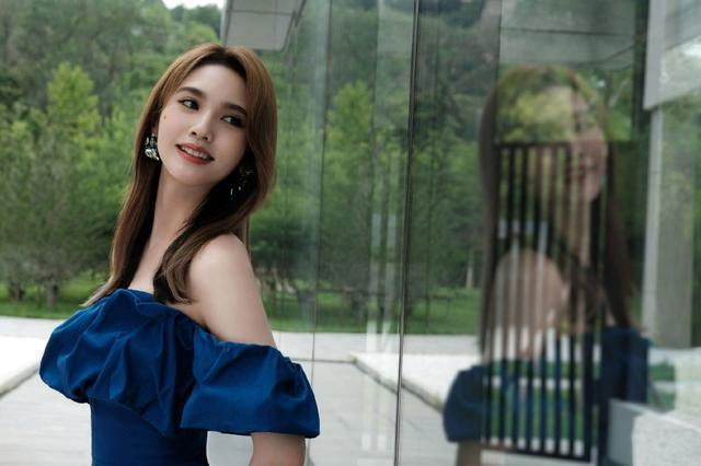 杨丞琳蓝色连体裤秀长腿 秀发披肩展现绝世好身材