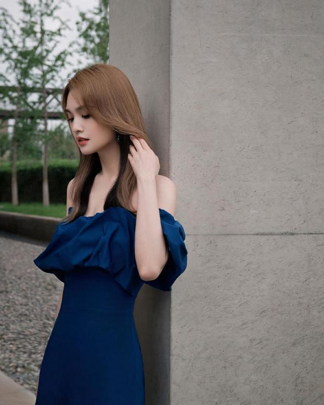 杨丞琳蓝色连体裤秀长腿 秀发披肩展现绝世好身材