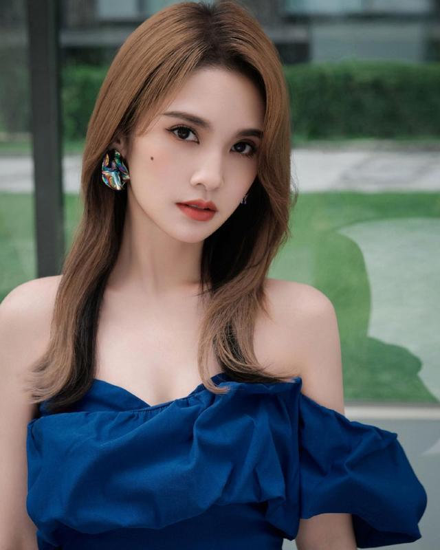 杨丞琳蓝色连体裤秀长腿 秀发披肩展现绝世好身材