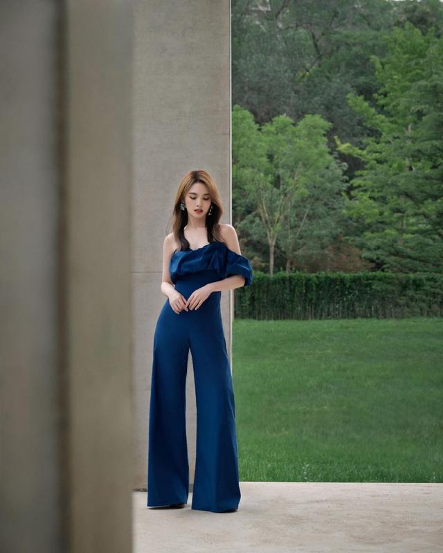 杨丞琳蓝色连体裤秀长腿 秀发披肩展现绝世好身材