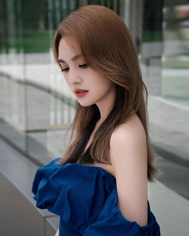 杨丞琳蓝色连体裤秀长腿 秀发披肩展现绝世好身材