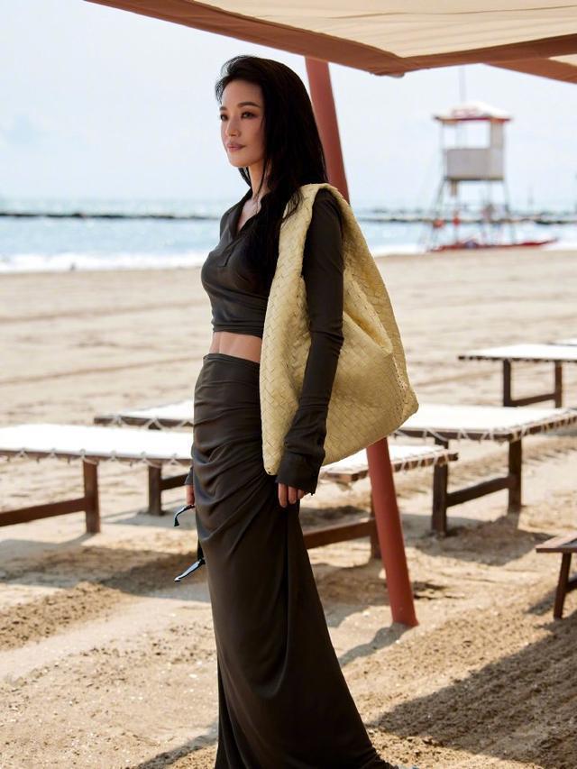 舒淇海岸线阳光大片释出 长裙秀纤细腰线笑容蔚蓝纯澈