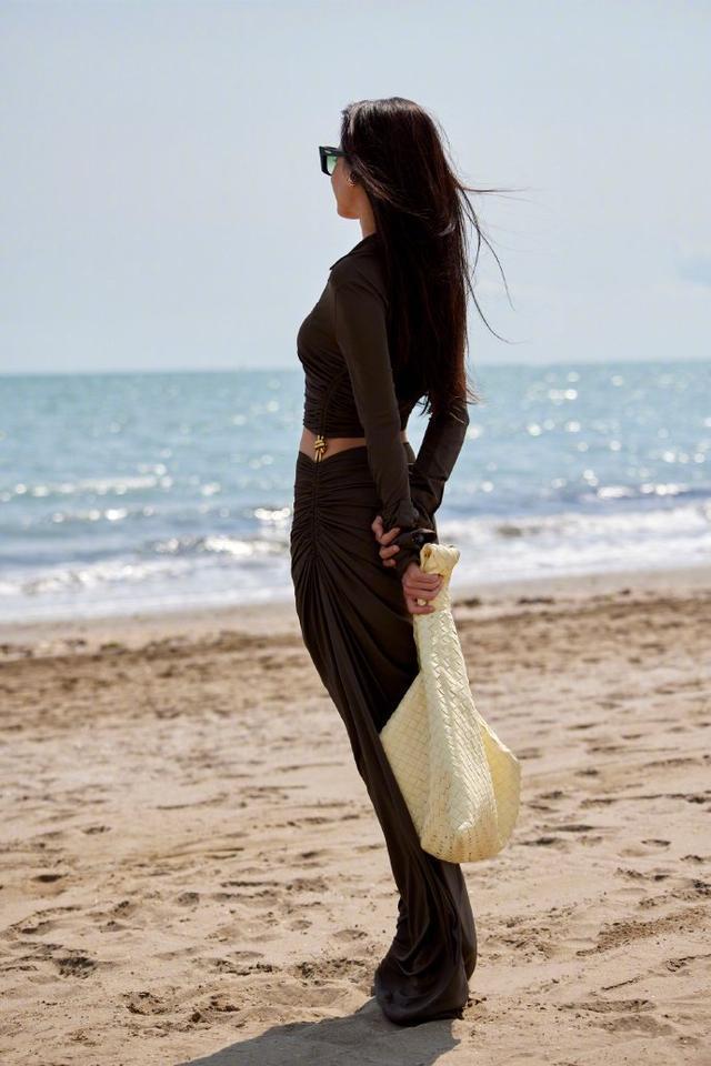 舒淇海岸线阳光大片释出 长裙秀纤细腰线笑容蔚蓝纯澈