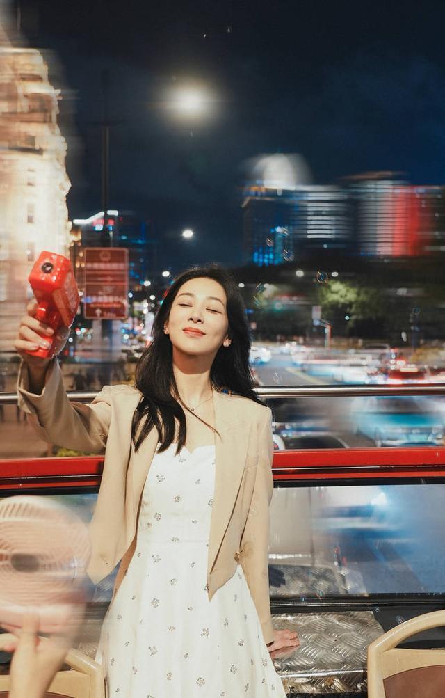 杨紫工作室晒夜景随拍 碎花长裙披肩长发越夜越美丽