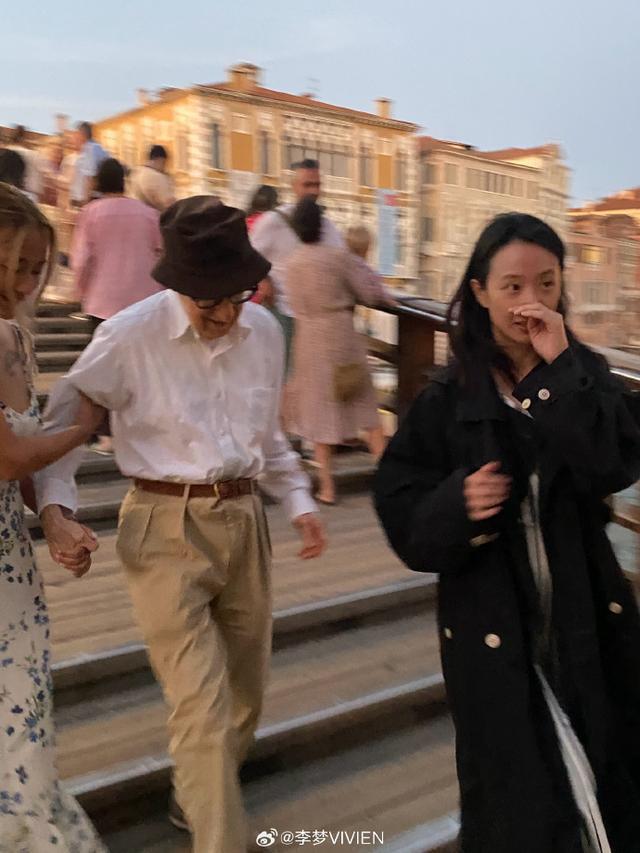 李梦晒照与著名导演伍迪艾伦漫步威尼斯 前辈送珍贵寄语