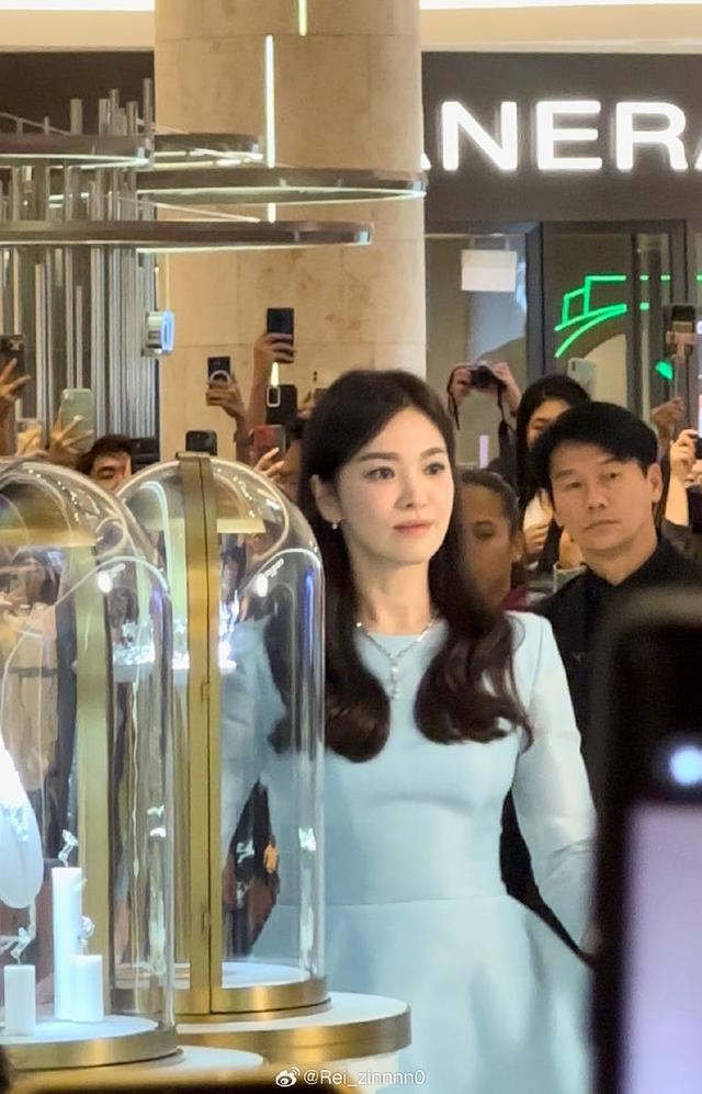 宋慧乔穿水蓝色长裙仪态优雅 披肩长发显知性温婉