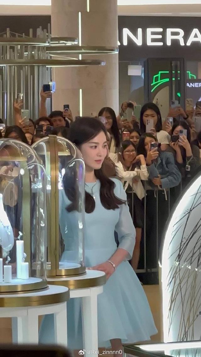 宋慧乔穿水蓝色长裙仪态优雅 披肩长发显知性温婉