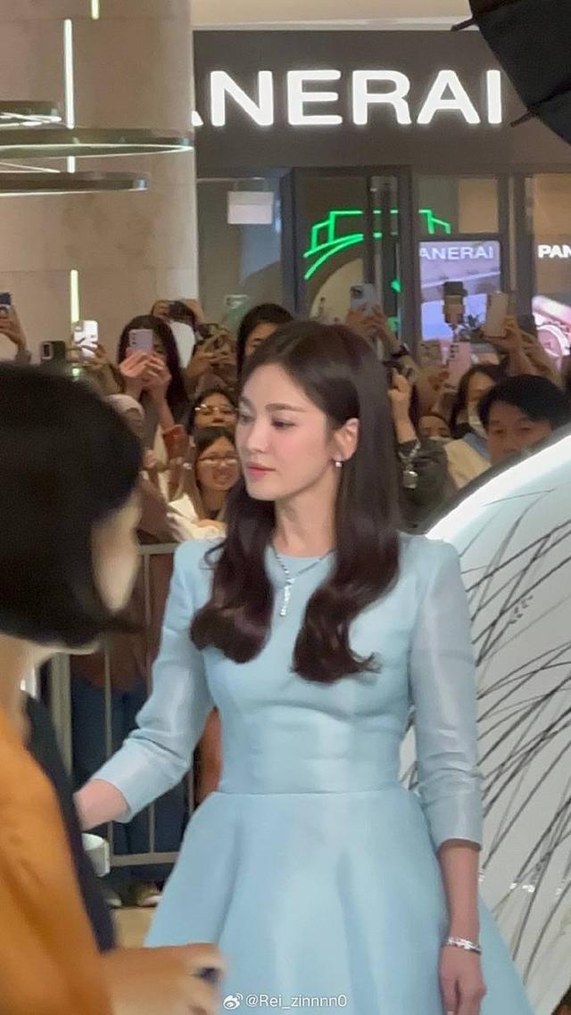 宋慧乔穿水蓝色长裙仪态优雅 披肩长发显知性温婉