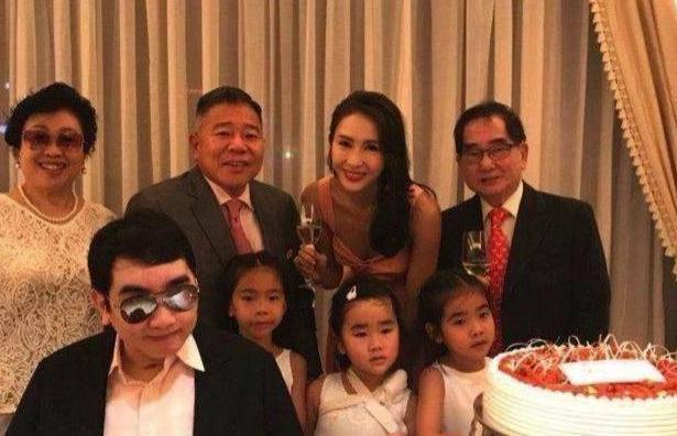 黎姿带仨女儿逛商场 女儿眉眼炯烁似妈妈同框合影犹如姐妹