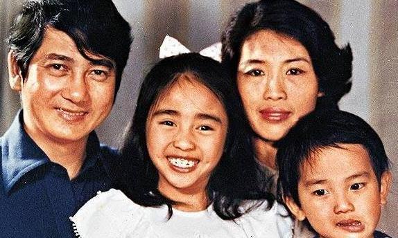 黎姿带仨女儿逛商场 女儿眉眼炯烁似妈妈同框合影犹如姐妹