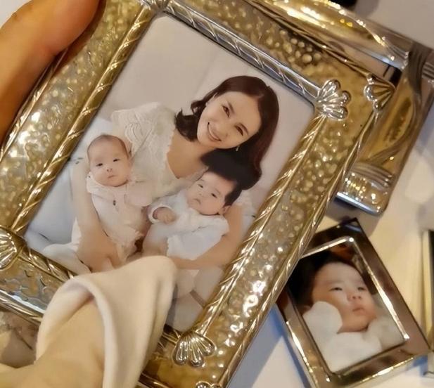黎姿带仨女儿逛商场 女儿眉眼炯烁似妈妈同框合影犹如姐妹