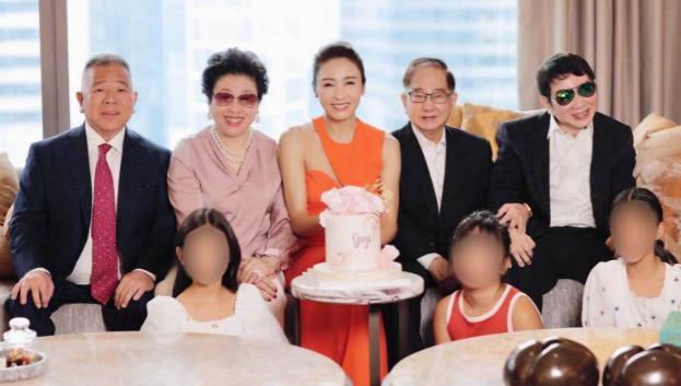 黎姿带仨女儿逛商场 女儿眉眼炯烁似妈妈同框合影犹如姐妹
