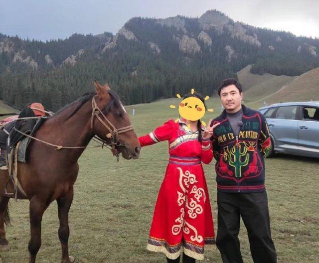网友和范丞丞沈腾白敬亭路透合照 草原骑马民族风满满