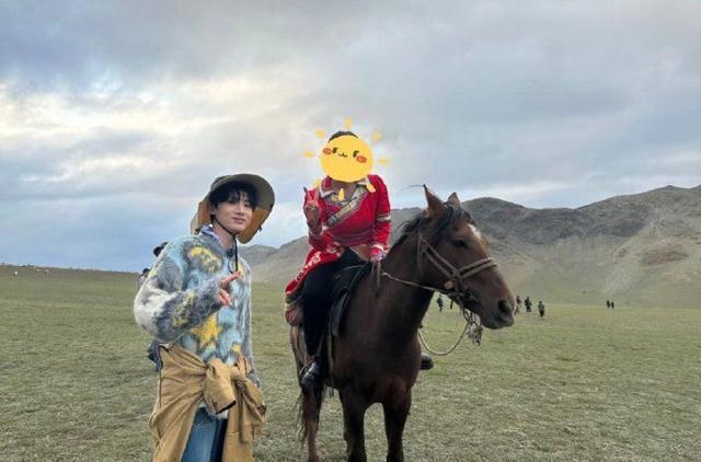 网友和范丞丞沈腾白敬亭路透合照 草原骑马民族风满满