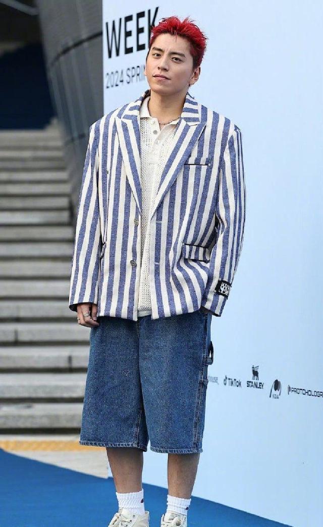 王大陆访韩时装周生图 水蓝色西装染红发脸部微微发胖