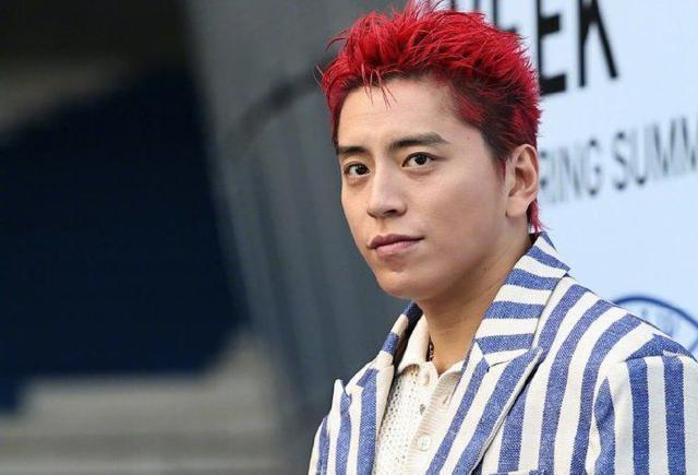 王大陆访韩时装周生图 水蓝色西装染红发脸部微微发胖