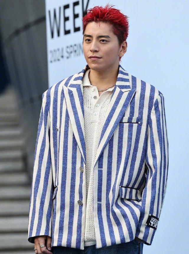 王大陆访韩时装周生图 水蓝色西装染红发脸部微微发胖