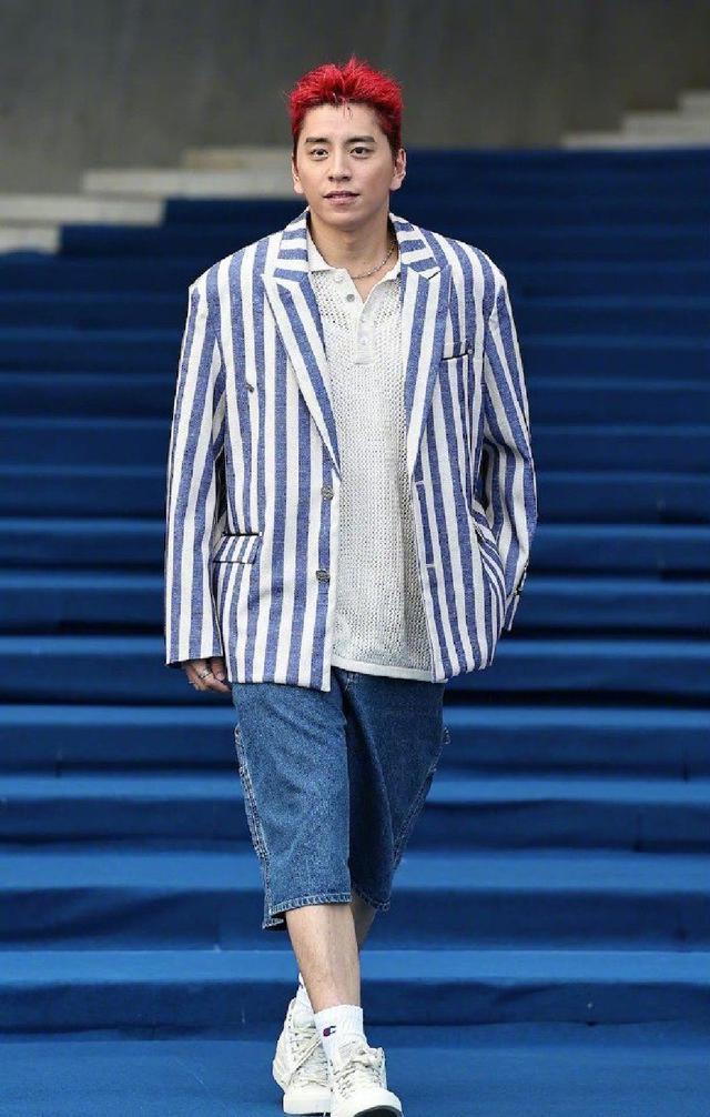 王大陆访韩时装周生图 水蓝色西装染红发脸部微微发胖