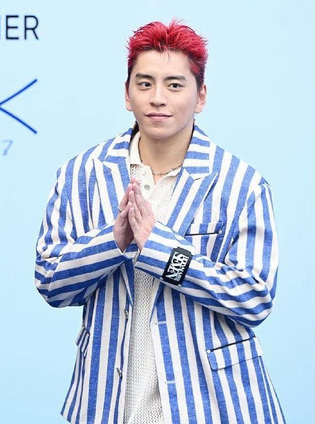 王大陆访韩时装周生图 水蓝色西装染红发脸部微微发胖