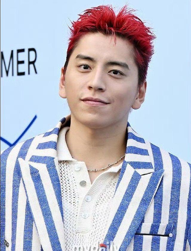 王大陆访韩时装周生图 水蓝色西装染红发脸部微微发胖