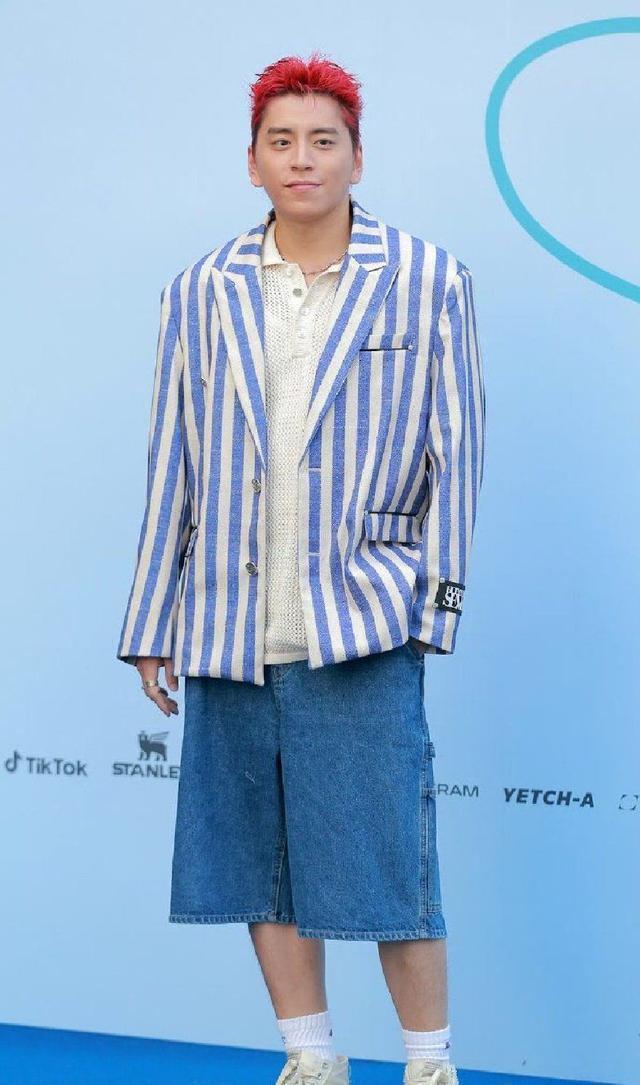 王大陆访韩时装周生图 水蓝色西装染红发脸部微微发胖