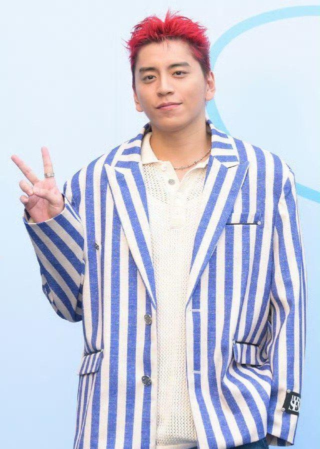 王大陆访韩时装周生图 水蓝色西装染红发脸部微微发胖