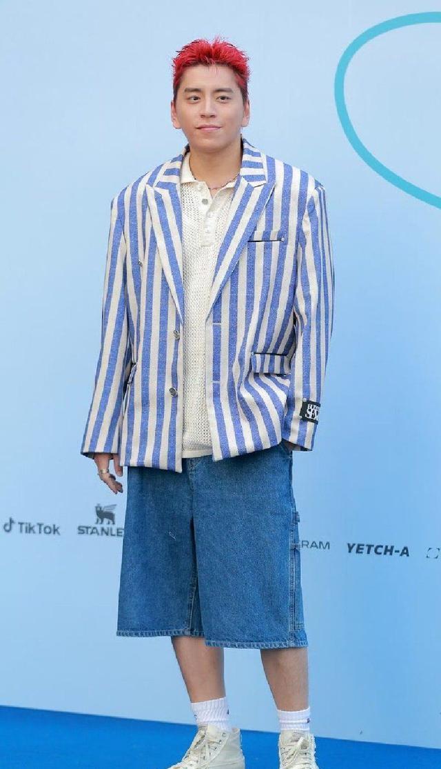 王大陆访韩时装周生图 水蓝色西装染红发脸部微微发胖