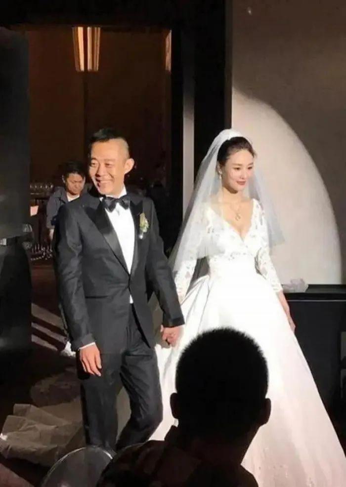 侯勇现身上亿豪宅聚会！三婚娇妻提爱马仕很貌美，发福显孕味