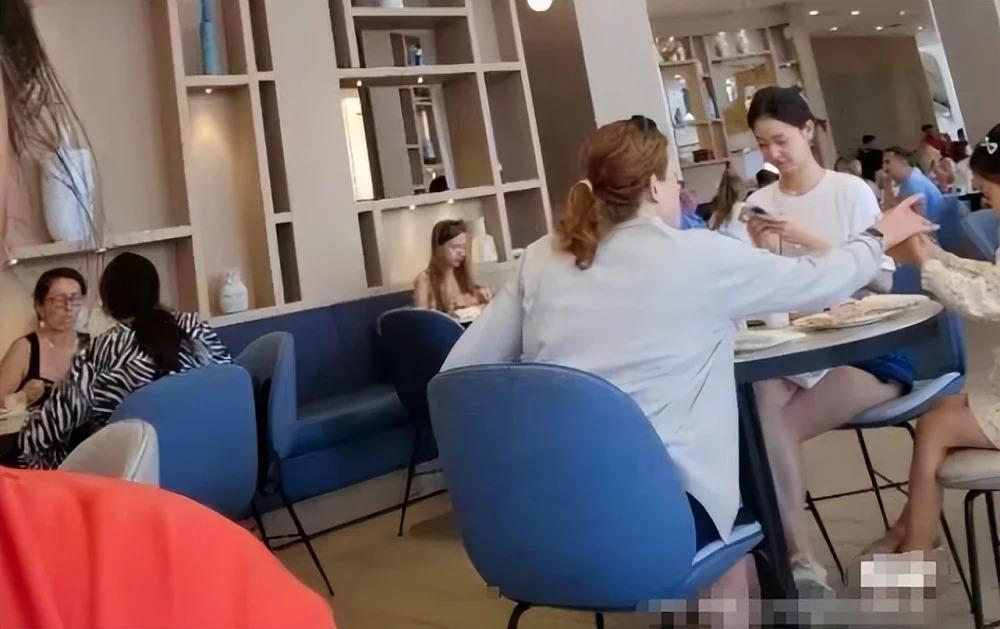 章泽天带娃游马耳他，7岁囡囡神似爸爸