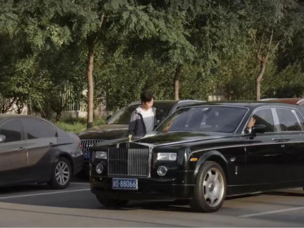 又一个装腔假名媛，被扒个精光