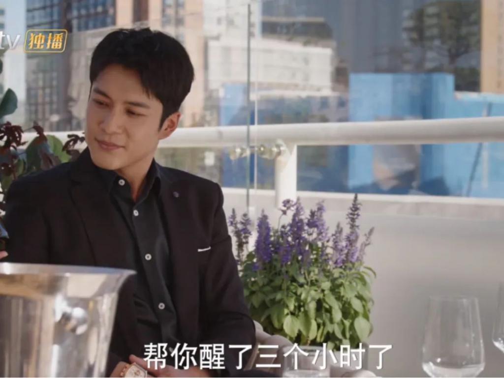 又一个装腔假名媛，被扒个精光