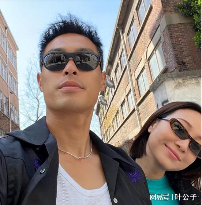 杨祐宁老婆出月子单手抱娃拍照 妊娠纹赘肉好真实