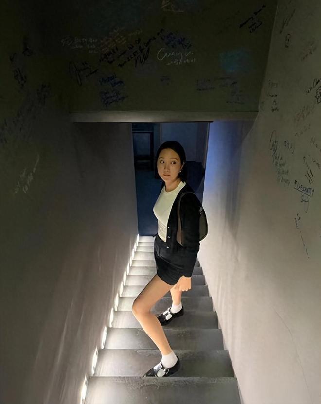 杨祐宁老婆出月子单手抱娃拍照 妊娠纹赘肉好真实