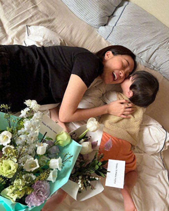 杨祐宁老婆出月子单手抱娃拍照 妊娠纹赘肉好真实
