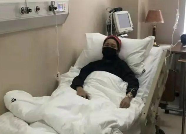 歌手张咪怎么了，手举吊瓶输液仍穿高跟鞋跳舞，乐观令人赞叹