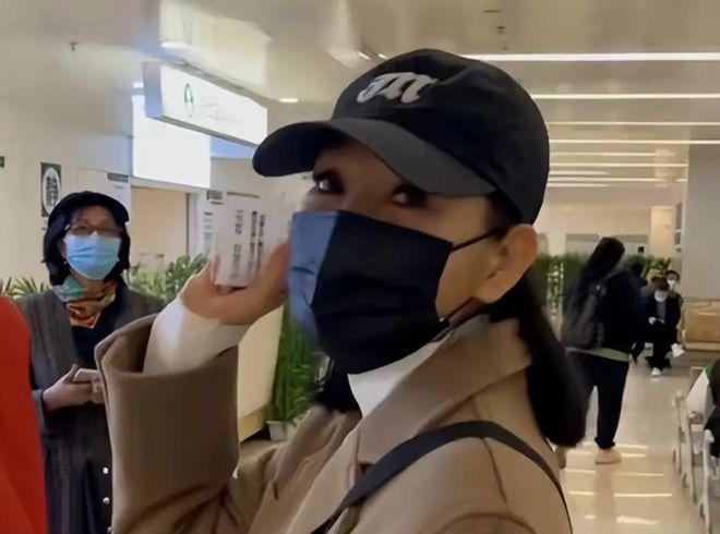 歌手张咪怎么了，手举吊瓶输液仍穿高跟鞋跳舞，乐观令人赞叹