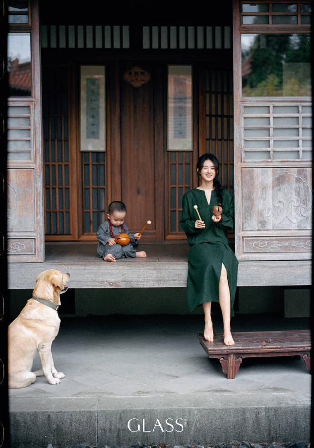 赵丽颖杂志大片曝光 回归自然悠闲松弛