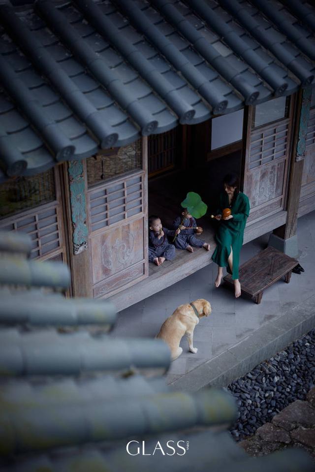 赵丽颖杂志大片曝光 回归自然悠闲松弛