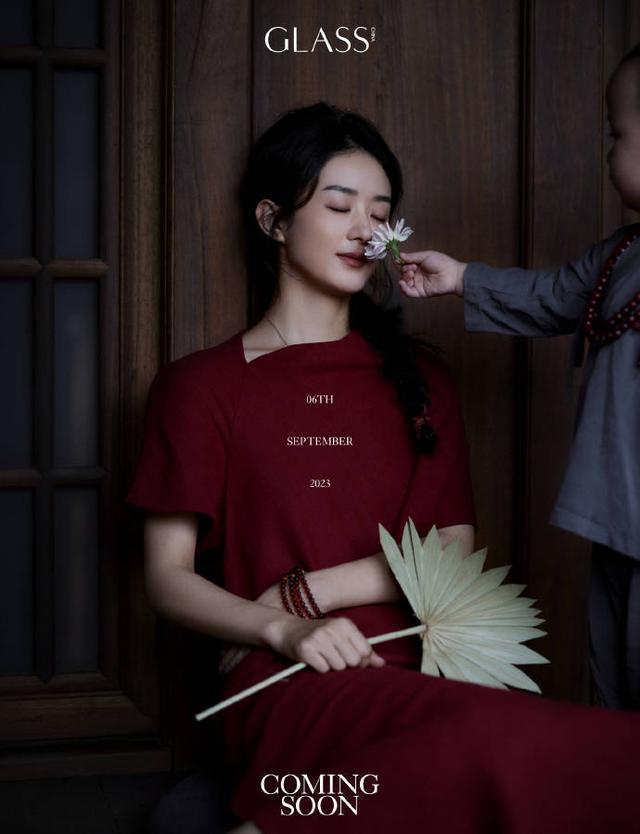 赵丽颖杂志大片曝光 回归自然悠闲松弛