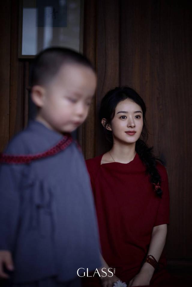 赵丽颖杂志大片曝光 回归自然悠闲松弛