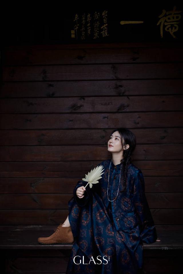 赵丽颖杂志大片曝光 回归自然悠闲松弛