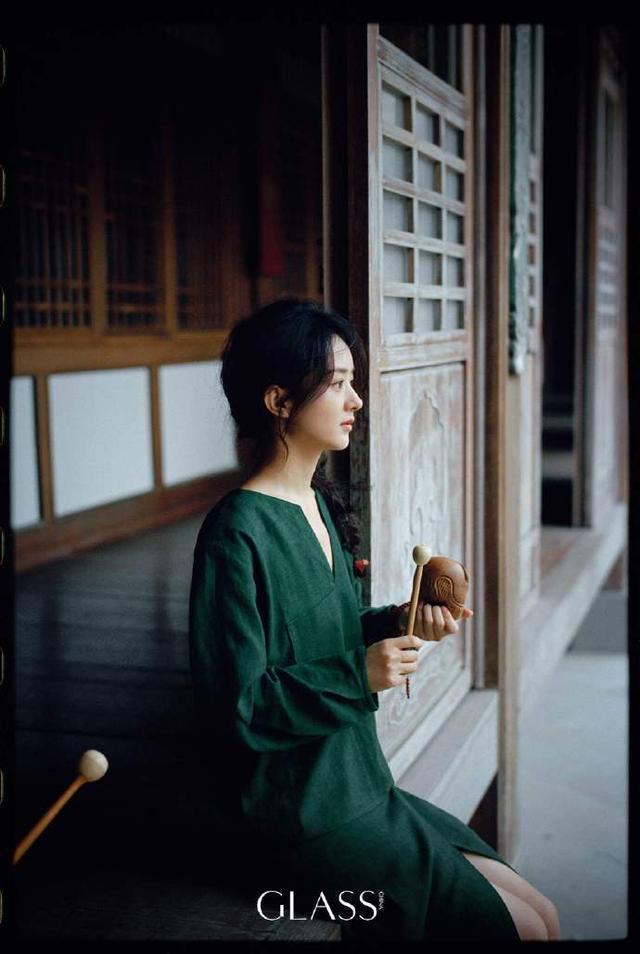 赵丽颖杂志大片曝光 回归自然悠闲松弛