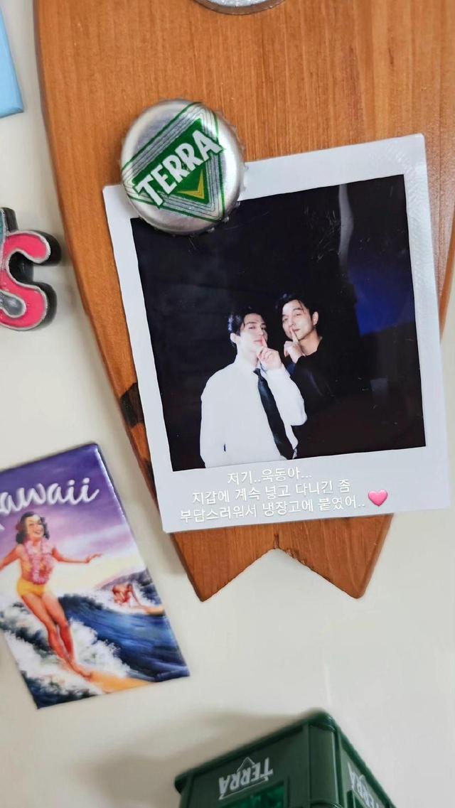 孔刘晒与李栋旭拍立得合照 称要把照片贴在冰箱上