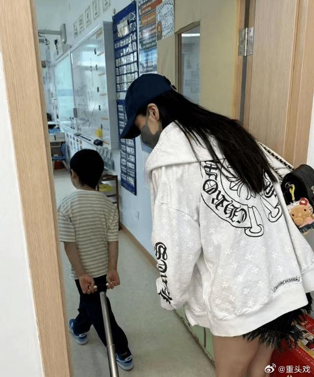 baby送小海绵上学 目送儿子走进教室母爱满满