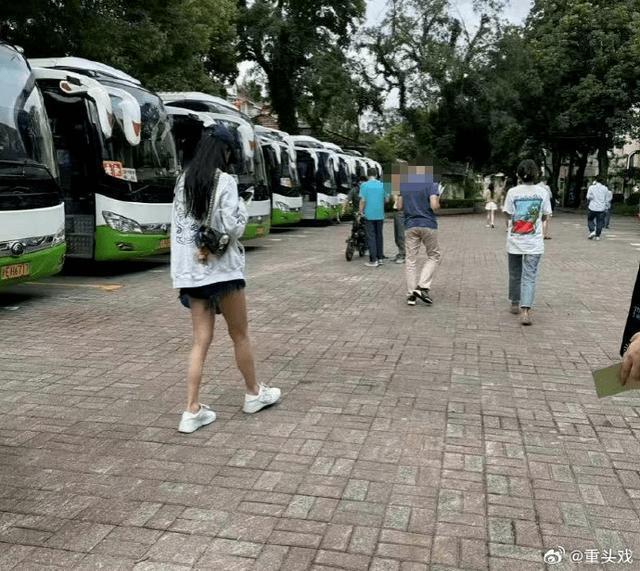 baby送小海绵上学 目送儿子走进教室母爱满满