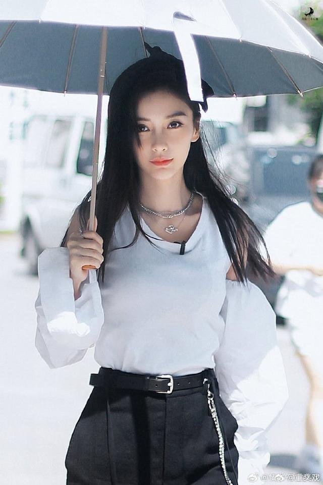 baby送小海绵上学 目送儿子走进教室母爱满满