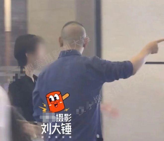 姜文等大佬深夜聚会，美女被灌得烂醉如泥，黄晓明亲自背上车